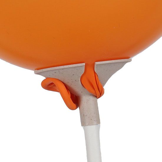 close-up van een papieren stok met houder voor ballonnen